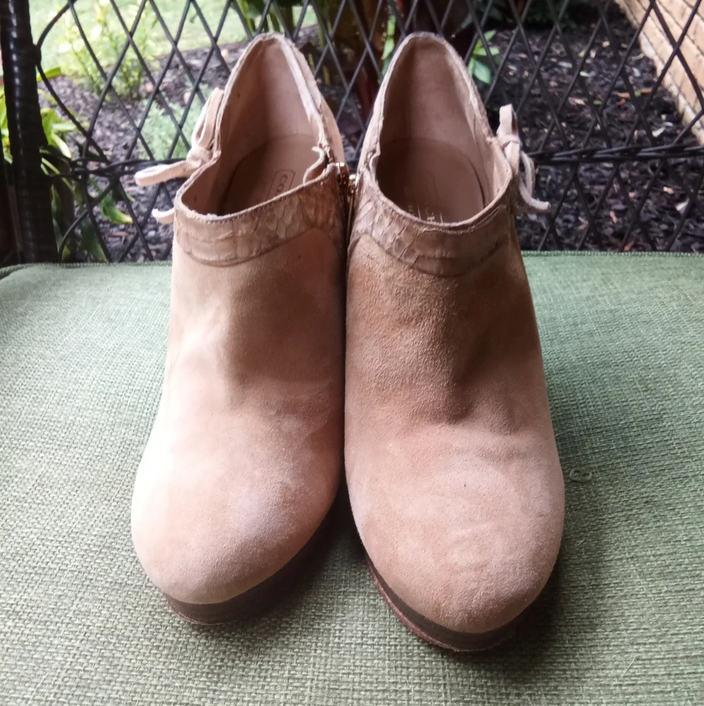Coach Beatrice Suede Ankle Bootie Pumps Size 8.